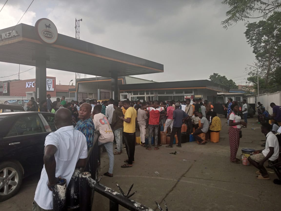 Motorists Flood MRS Filling Stations in Lagos as Petrol Price Drops to ₦739 Per Litre